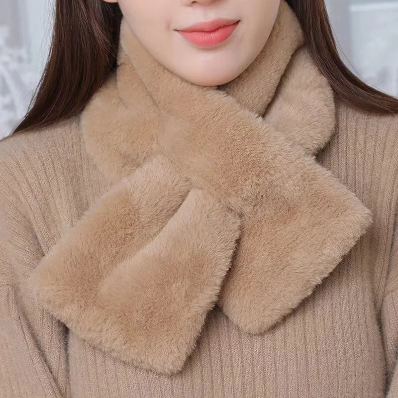 Short polyester faux fur collar with no fastening